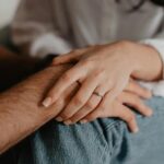 Foto von Emma Bauso: https://www.pexels.com/de-de/foto/frau-die-die-hand-des-mannes-halt-3585811/