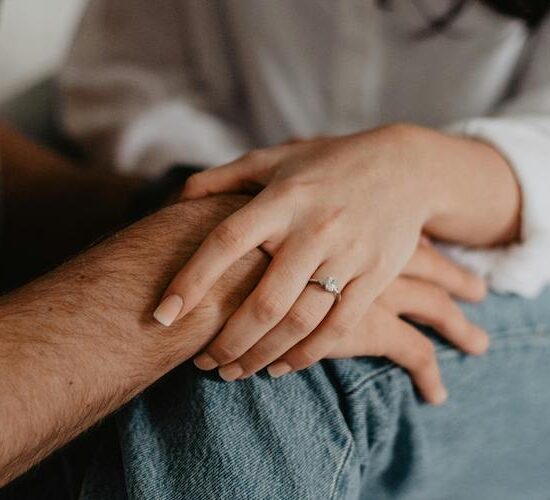 Foto von Emma Bauso: https://www.pexels.com/de-de/foto/frau-die-die-hand-des-mannes-halt-3585811/