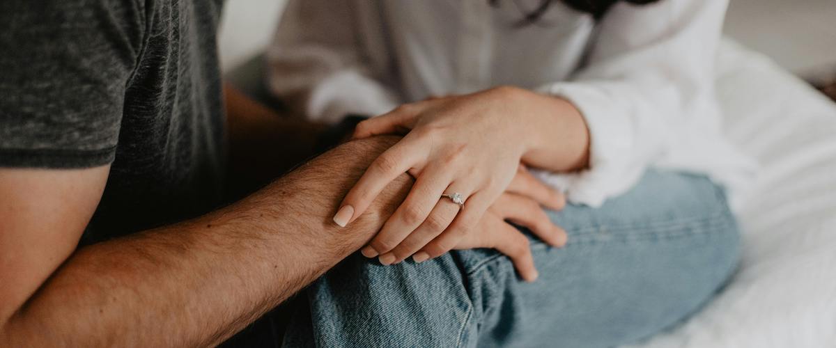 Foto von Emma Bauso: https://www.pexels.com/de-de/foto/frau-die-die-hand-des-mannes-halt-3585811/