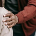 Foto von Keira Burton: https://www.pexels.com/de-de/foto/frau-im-grauen-rollkragenpullover-6147272/