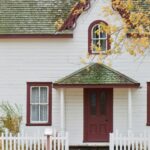 Foto von Scott Webb: https://www.pexels.com/de-de/foto/weisses-und-rotes-holzhaus-mit-zaun-1029599/