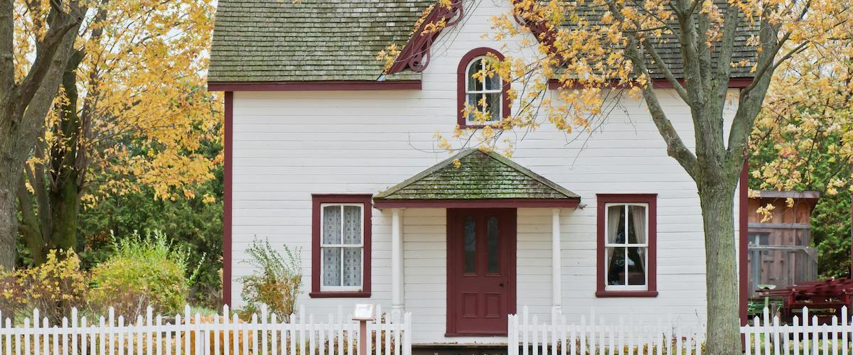 Foto von Scott Webb: https://www.pexels.com/de-de/foto/weisses-und-rotes-holzhaus-mit-zaun-1029599/